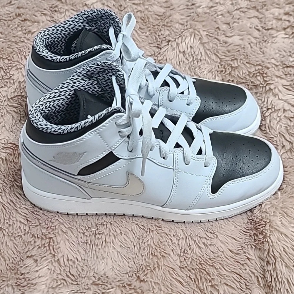 Nike Air Jordan 1 Mid sneakers in the 'Wolf Grey' Sz 7